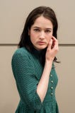 Красивая и молодая женская модель касаясь ее естественной стороне Стоковые Изображения RF Красивая и молодая женская модель касаясь ее естественной стороне Стоковые Изображения RF