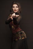 Красивая исполнительница танца живота perfoming экзотический танец в красном платье флаттера стоковое фото rf Красивая исполнительница танца живота perfoming экзотический танец в красном платье флаттера стоковое фото rf