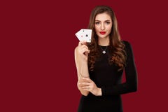 Красивая кавказская женщина в черном платье с покером чешет играть в азартные игры в казино стоковые фото Красивая кавказская женщина в черном платье с покером чешет играть в азартные игры в казино стоковые фото
