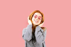 Красивая красная возглавленная молодая женщина представляя, показывая эмоциональные выражения лица и делая смешные стороны, танцу стоковые изображения rf Красивая красная возглавленная молодая женщина представляя, показывая эмоциональные выражения лица и делая смешные стороны, танцу стоковые изображения rf