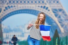 Красивая маленькая девочка с французским национальным флагом стоковое изображение rf Красивая маленькая девочка с французским национальным флагом стоковое изображение rf
