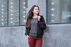 Красивая маленькая девочка с длинными волосами представляя в теплых одеждах в осени Портрет милой модели брюнета на строя предпос стоковое изображение rf Красивая маленькая девочка с длинными волосами представляя в теплых одеждах в осени Портрет милой модели брюнета на строя предпос стоковое изображение rf