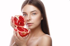 Красивая маленькая девочка с светлым естественным составом и совершенная кожа с гранатовым деревом в ее руке Сторона красотки стоковая фотография Красивая маленькая девочка с светлым естественным составом и совершенная кожа с гранатовым деревом в ее руке Сторона красотки стоковая фотография