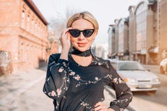 Красивая милая белокурая модель в платье представляя в городе стоковая фотография rf Красивая милая белокурая модель в платье представляя в городе стоковая фотография rf