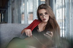 Красивая милая молодая коммерсантка в кафе, используя мобильный телефон и выпивая усмехаться кофе стоковое фото Красивая милая молодая коммерсантка в кафе, используя мобильный телефон и выпивая усмехаться кофе стоковое фото