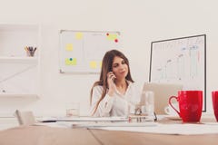 Красивая молодая коммерсантка звоня мобильным телефоном Стоковые Изображения RF Красивая молодая коммерсантка звоня мобильным телефоном Стоковые Изображения RF