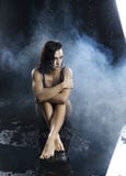 Красивая модель leggy и добычи атлетическая фитнеса девушки, нося черное нижнее белье спорта, с влажной маслообразной кожей, отды стоковое фото Красивая модель leggy и добычи атлетическая фитнеса девушки, нося черное нижнее белье спорта, с влажной маслообразной кожей, отды стоковое фото