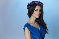 Красивая модель брюнета с составляет и курчавые длинные волосы и крона с цветками фиолетов на ее голове стоковая фотография rf Красивая модель брюнета с составляет и курчавые длинные волосы и крона с цветками фиолетов на ее голове стоковая фотография rf