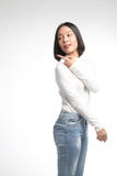 Красивая молодая азиатская женщина указывая на whitespace стоковая фотография Красивая молодая азиатская женщина указывая на whitespace стоковая фотография
