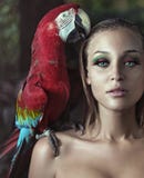 Красивая молодая дама с попугаем на плече стоковые фото Красивая молодая дама с попугаем на плече стоковые фото