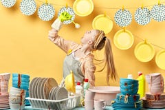Красивая молодая женщина держа щетку и поя с ей стоковое фото Красивая молодая женщина держа щетку и поя с ей стоковое фото