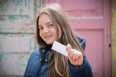 Красивая молодая женщина при улыбка показывая пустую визитную карточку стоковые фотографии rf Красивая молодая женщина при улыбка показывая пустую визитную карточку стоковые фотографии rf