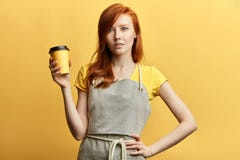 Красивая молодая женщина с красными волосами усмехаясь и смотря в камеру стоковая фотография rf Красивая молодая женщина с красными волосами усмехаясь и смотря в камеру стоковая фотография rf