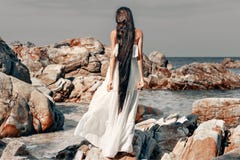 Красивая молодая женщина стиля boho в белом платье стоковая фотография rf Красивая молодая женщина стиля boho в белом платье стоковая фотография rf