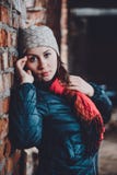 Красивая молодая женщина стоя в разрушенном здании в холодный тонуть стоковое изображение rf Красивая молодая женщина стоя в разрушенном здании в холодный тонуть стоковое изображение rf