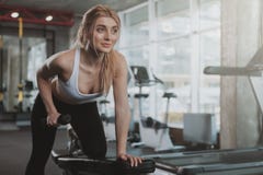 Красивая молодая женщина фитнеса разрабатывая на спортзале стоковое изображение rf Красивая молодая женщина фитнеса разрабатывая на спортзале стоковое изображение rf