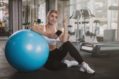 Красивая молодая женщина фитнеса разрабатывая на спортзале стоковое изображение rf Красивая молодая женщина фитнеса разрабатывая на спортзале стоковое изображение rf