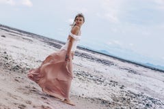 Красивая молодая стильная женщина на пляже на заходе солнца стоковые фото Красивая молодая стильная женщина на пляже на заходе солнца стоковые фото