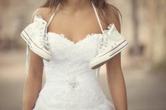 Красивая невеста outdoors, wedding тапки стоковое фото Красивая невеста outdoors, wedding тапки стоковое фото