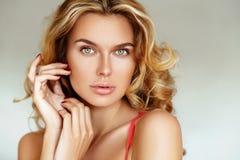 Красивая, нежная, сексуальная белокурая девушка с длинными волосами и тучные губы без состава представляя в розовом женское бельё стоковые фото Красивая, нежная, сексуальная белокурая девушка с длинными волосами и тучные губы без состава представляя в розовом женское бельё стоковые фото