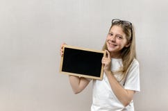 Красивая озорная девушка со стеклами держа знак внутри ее руки экземпляр-космос стоковое изображение Красивая озорная девушка со стеклами держа знак внутри ее руки экземпляр-космос стоковое изображение