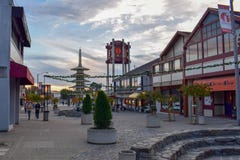 Красивая площадь в Сан-Франциско Japantown во время сезона рождества на заходе солнца стоковое фото rf Красивая площадь в Сан-Франциско Japantown во время сезона рождества на заходе солнца стоковое фото rf