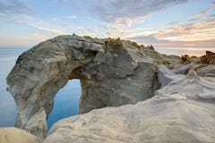 Красивая похожая на слон горная порода под twilight небом на скалистом seashore в северном Тайване Стоковая Фотография RF Красивая похожая на слон горная порода под twilight небом на скалистом seashore в северном Тайване Стоковая Фотография RF