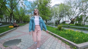 Красивая предназначенная для подростков девушка слушая к музыке идя вдоль старых улиц города и танцуя счастливой женщины имея пот акции видеоматериалы Красивая предназначенная для подростков девушка слушая к музыке идя вдоль старых улиц города и танцуя счастливой женщины имея пот акции видеоматериалы