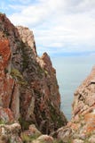 Красивая природа озера в лете, высокие горы и ясность зеленеют, фиолетовая вода Lake Baikal, Сибиря, России - ландшафта стоковые изображения rf Красивая природа озера в лете, высокие горы и ясность зеленеют, фиолетовая вода Lake Baikal, Сибиря, России - ландшафта стоковые изображения rf