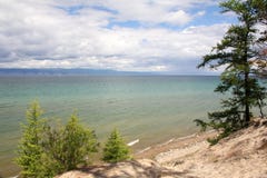 Красивая природа озера в лете, высокие горы и ясность зеленеют, фиолетовая вода Lake Baikal, Сибиря, России - ландшафта стоковые фото Красивая природа озера в лете, высокие горы и ясность зеленеют, фиолетовая вода Lake Baikal, Сибиря, России - ландшафта стоковые фото