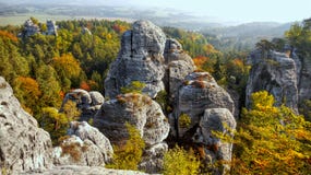 Красивая природа Geopark, песчаник трясет лес тумана, красочный ландшафт осени стоковые изображения rf Красивая природа Geopark, песчаник трясет лес тумана, красочный ландшафт осени стоковые изображения rf
