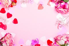 Красивая роза пинка, декоративные сердца confetti и розовая лента на розовой предпосылке дня валентинок стоковое фото Красивая роза пинка, декоративные сердца confetti и розовая лента на розовой предпосылке дня валентинок стоковое фото
