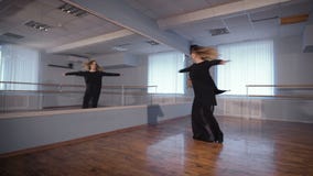 Красивая седоволосая женщина в silk черных танцах костюма в классе с barre и зеркалом балета на стенах женщина акции видеоматериалы Красивая седоволосая женщина в silk черных танцах костюма в классе с barre и зеркалом балета на стенах женщина акции видеоматериалы