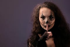 Красивая сексуальная девушка с макияжем хеллоуина положила палец к ее губам Партия костюма для всех Святых Концепция безмолвия стоковое изображение rf Красивая сексуальная девушка с макияжем хеллоуина положила палец к ее губам Партия костюма для всех Святых Концепция безмолвия стоковое изображение rf