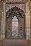 Красивая старая украшенная крася мозаика на стене розовой мечети, Ирана стоковое фото rf Красивая старая украшенная крася мозаика на стене розовой мечети, Ирана стоковое фото rf