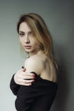 Красивая сторона молодой женщины с чистым свежим концом кожи вверх Стоковое Изображение RF Красивая сторона молодой женщины с чистым свежим концом кожи вверх Стоковое Изображение RF