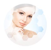 Красивая сторона молодой и здоровой женщины Пластическая хирургия, забота кожи, косметики и концепция подниматься стороны Стоковые Изображения RF Красивая сторона молодой и здоровой женщины Пластическая хирургия, забота кожи, косметики и концепция подниматься стороны Стоковые Изображения RF