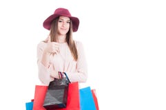 Красивая счастливая девушка делая покупки и показ как жест стоковое фото rf Красивая счастливая девушка делая покупки и показ как жест стоковое фото rf