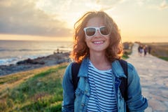 Красивая счастливая девушка молодой женщины идя вдоль портового района на стоковое фото Красивая счастливая девушка молодой женщины идя вдоль портового района на стоковое фото
