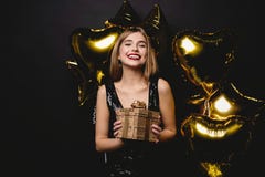 Красивая счастливая женщина с подарочной коробкой на партии торжества День рождения или канун Нового Годаа празднуя концепцию стоковая фотография Красивая счастливая женщина с подарочной коробкой на партии торжества День рождения или канун Нового Годаа празднуя концепцию стоковая фотография