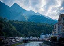 Красивая съемка моста города с лесом и холмами на заднем плане стоковая фотография rf Красивая съемка моста города с лесом и холмами на заднем плане стоковая фотография rf