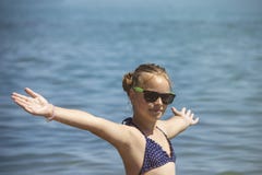 Красивая улыбка с поднятыми руками, женщина девушки на летних каникулах пляжа концепция перемещения свободы стоковая фотография rf Красивая улыбка с поднятыми руками, женщина девушки на летних каникулах пляжа концепция перемещения свободы стоковая фотография rf