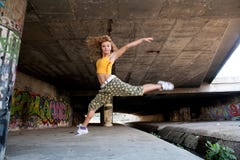 Красивейшая молодая белокурая модель. Надпись на стенах стоковое фото Красивейшая молодая белокурая модель. Надпись на стенах стоковое фото
