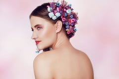Красивейшая молодая женщина с чувствительными цветками в их волосах Девушка красоты с стилем причёсок цветков Модельный портрет с стоковое фото Красивейшая молодая женщина с чувствительными цветками в их волосах Девушка красоты с стилем причёсок цветков Модельный портрет с стоковое фото