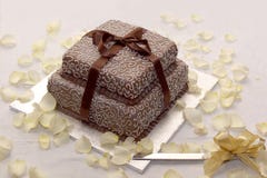 Красиво замороженный свадебный пирог с белой и коричневой замороженностью стоковые изображения Красиво замороженный свадебный пирог с белой и коричневой замороженностью стоковые изображения