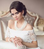 Красивое брюнет, портрет элегантной женщины Jewelr жемчуга моды стоковое изображение Красивое брюнет, портрет элегантной женщины Jewelr жемчуга моды стоковое изображение