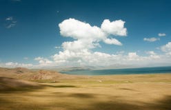 Красивое голубое небо с облаками над глубоким озером горы стоковые фото Красивое голубое небо с облаками над глубоким озером горы стоковые фото