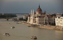 Красивое здание венгерского парламента под облаками шторма стоковое фото rf Красивое здание венгерского парламента под облаками шторма стоковое фото rf