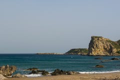 Красивое каменистое побережье Средиземного моря в Греции стоковые изображения Красивое каменистое побережье Средиземного моря в Греции стоковые изображения