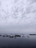 Красивое небо над прудом, чистая вода стоковое изображение rf Красивое небо над прудом, чистая вода стоковое изображение rf